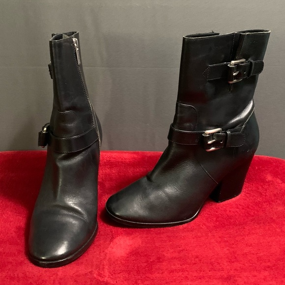 Z03-Michael Kors side straps/buckle ankle hi boots - Picture 2 of 11